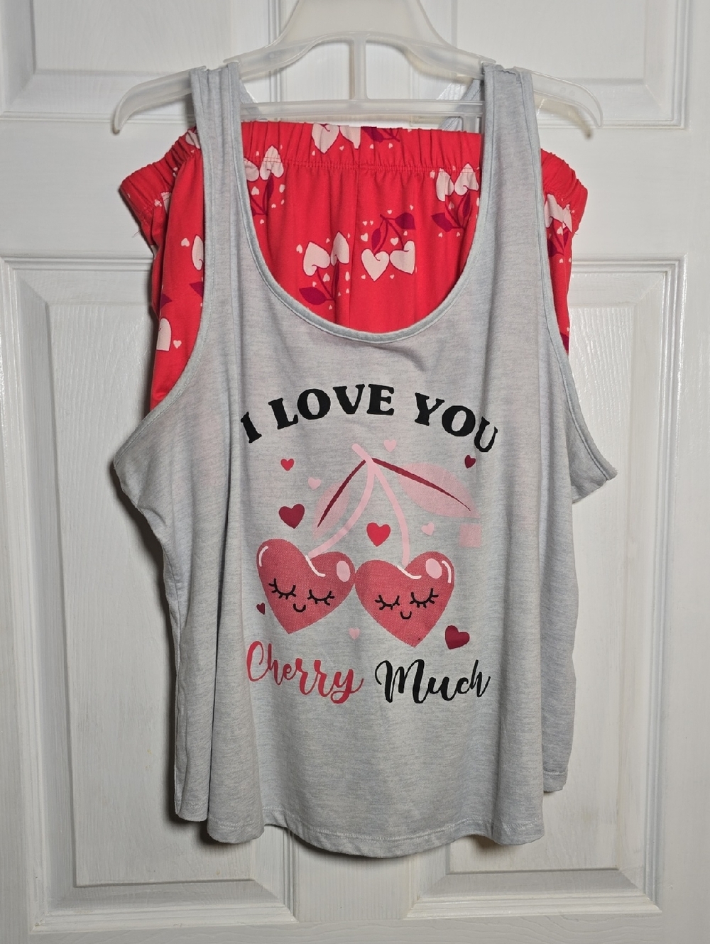 Womens Set Of Gray 3X Tank Top and Red 2X Heart-Print Shorts Pajama Set
